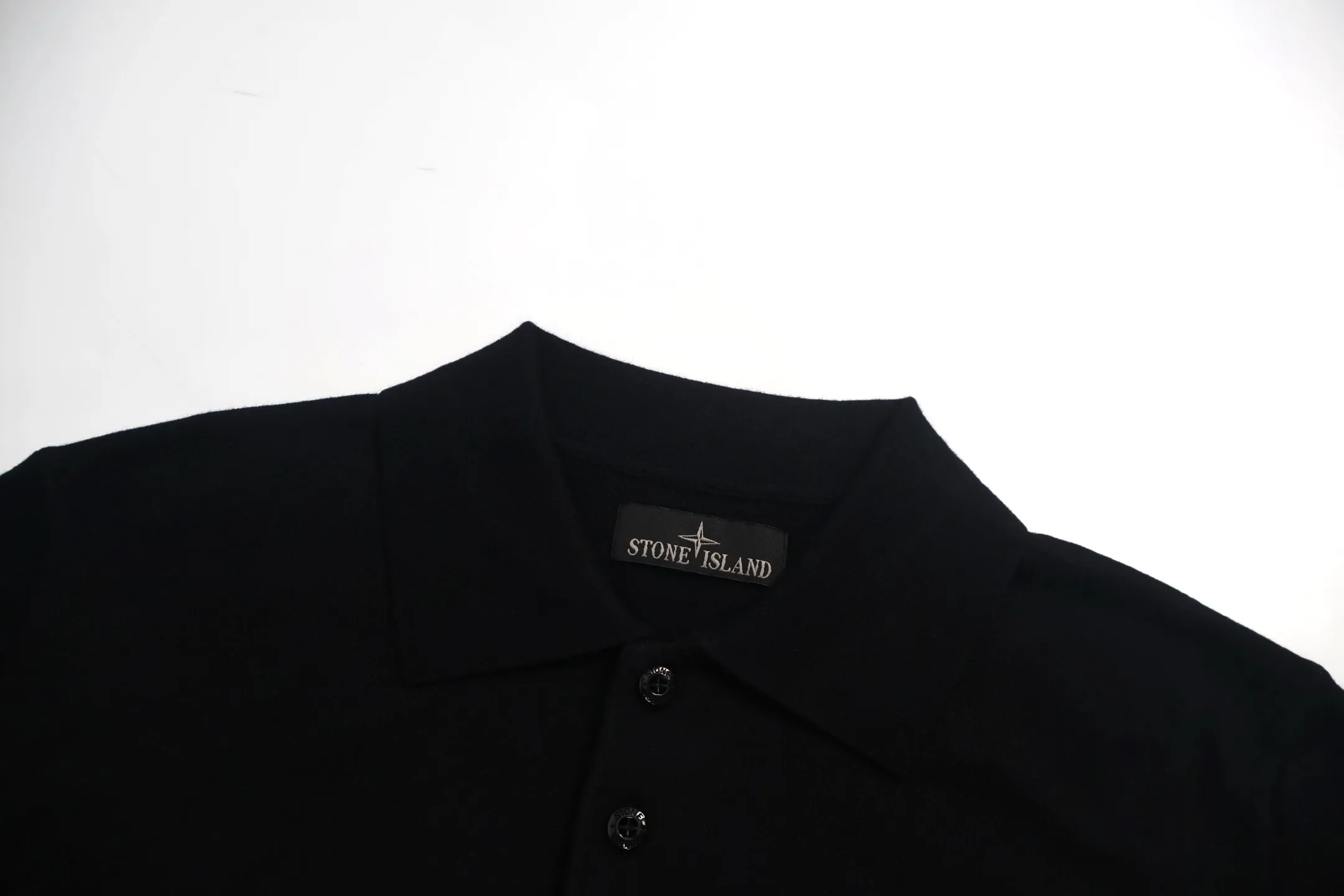 🅿️520 Stone Island Stone Island knitted long-sleeved Polo shirt is made of 60-count ultra-fine wool fabric. The fabric composition is 80% wool and 20% cotton. The high content of wool is lightweight and warm. The original 1:1 development of the Stone Island badge armband is done with machines imported from Behringer. The buttons are electroplated and engraved and then blackened and painted, and the logo is laser engraved. The buttons are the same size as the original. Washing water removes wool impurities - fixes the color - and fixes the pattern. Size:S-M-L-XL